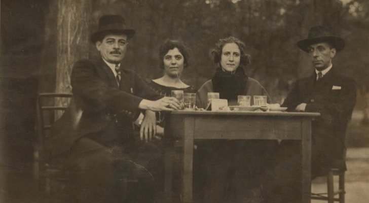 Solomon ve eşi Sofi Paşi (sağda), 1920'lerin sonunda Plovdiv'deki Bunarcık Tepesi'nde Rusçuk'tan gelen misafirlerle