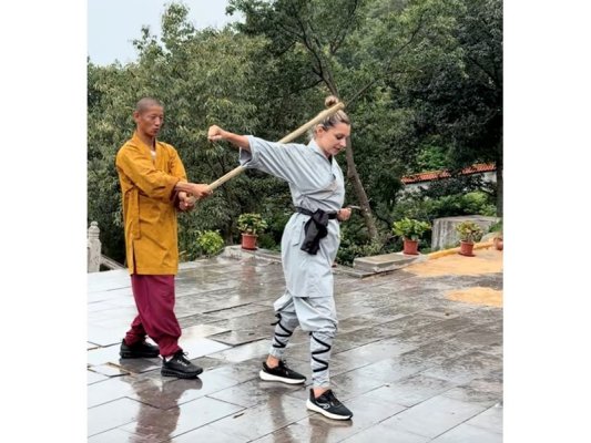 Eski ITN Milletvekili Pavela Mitova, Shaolin Manastırı'nda Kung Fu Öğreniyor