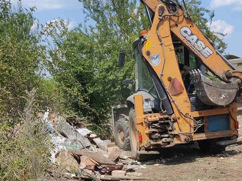Sofya Belediyesi, Filipovtsi'deki Yasa Dışı Çöplüğün Temizliğine Başladı