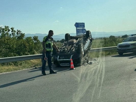 Plovdiv Girişinde Otomobil Tavanı Üzerine Devrildi