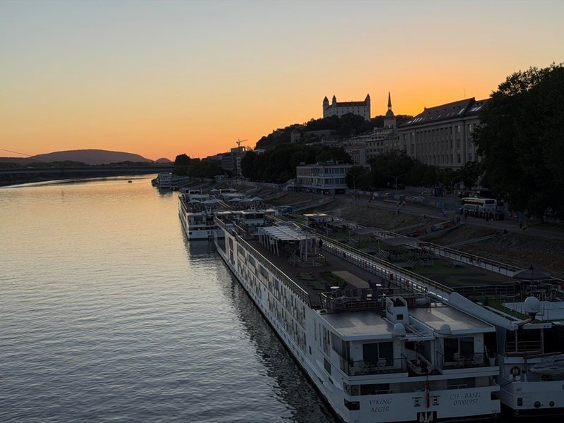 Bratislava'da Tuna Nehri'nin Düşük Su Seviyesi Nedeniyle Nehir Tur Gemileri Durdu