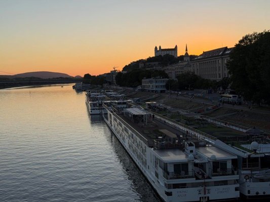 Bratislava'da Tuna Nehri'nin Düşük Su Seviyesi Nedeniyle Nehir Tur Gemileri Durdu