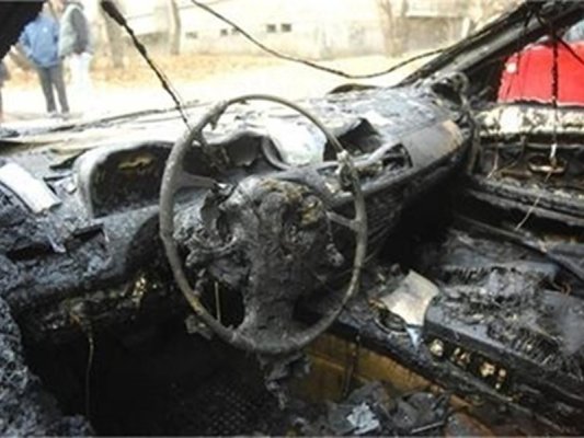 Nesebir Yakınlarında Bir Araç Tamamen Yandı, Alevler Altı Araca Sıçradı
