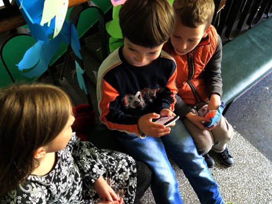 Haftanın 3 Numaralı Yorumu: 'Boyunduruk Altında' Bir Aşk Romanı, Telefonlar Zorunlu ve Okul Birden İlginçleşiyor