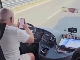 Otobüs Şoförü TikTok İzlerken Görüntülendi