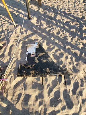 Plajda bulunan drone parçaları. Fotoğraf: Mariya Raycheva