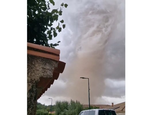 Fransa'da Güçlü Tornado: 100 Ev Hasar Gördü, 26 Kişi Yaralandı