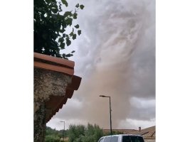 Fransa'da Güçlü Tornado: 100 Ev Hasar Gördü, 26 Kişi Yaralandı