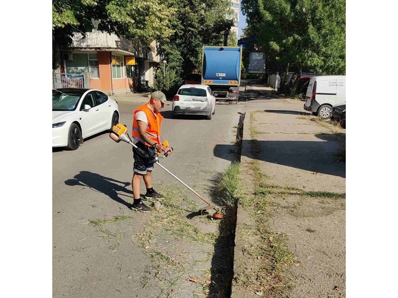 Ruse Belediyesi Çim Temizleme Çalışmalarını Sürdürüyor
