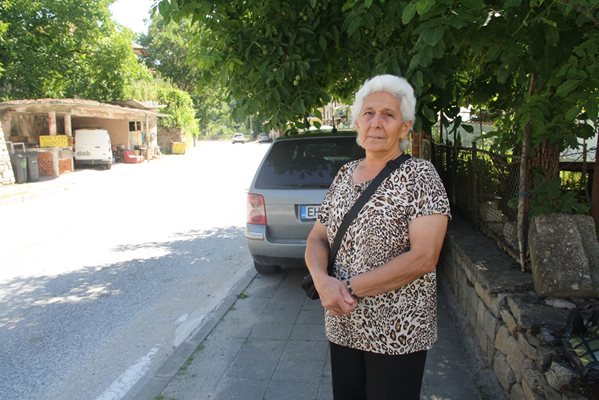 Lilyana Pavlova yaya geçidi olmadan yoldan geçmekten korkuyor. FOTOĞRAF: VALENTİN HADJİEV