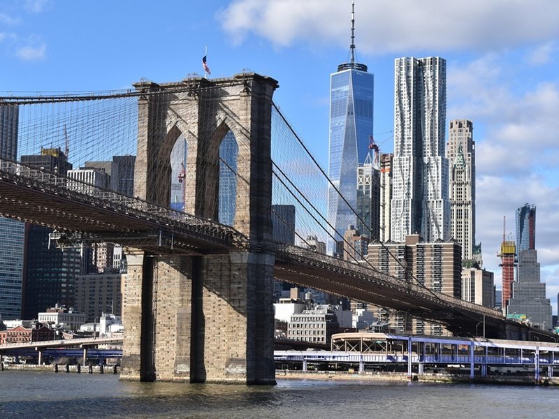 New York'ta Brooklyn Köprüsü'nden Çıplak Atlayan Kazak Vatandaşı Mucizevi Şekilde Hayatta Kaldı