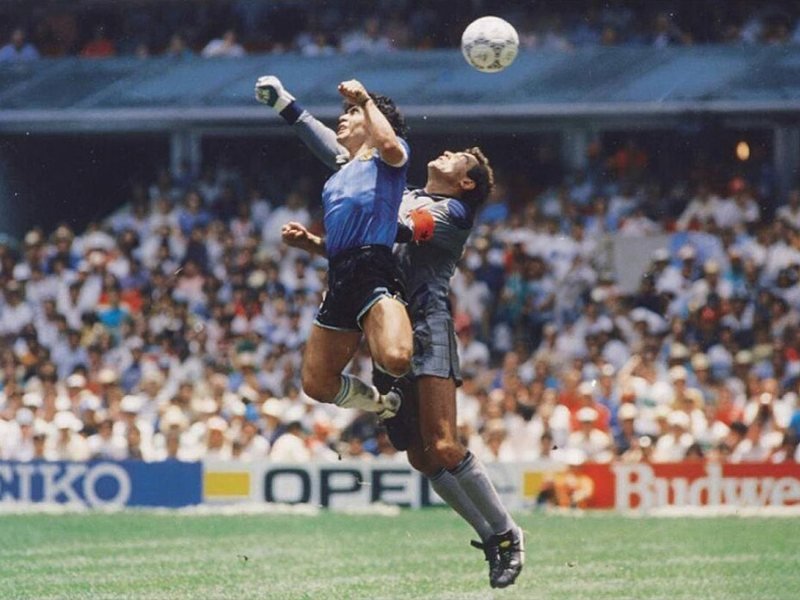 Maradona'nın 'Tanrı'nın Eli' Golünü Attığı Top 3,35 Milyon Dolara Satıldı