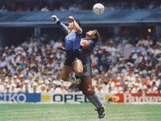 Maradona'nın 'Tanrı'nın Eli' Golünü Attığı Top 3,35 Milyon Dolara Satıldı