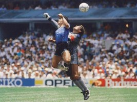 Maradona'nın 'Tanrı'nın Eli' Golünü Attığı Top 3,35 Milyon Dolara Satıldı