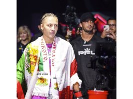 MMA Yıldızı Dakota Dicheva'nın Her İki Elinde de Kırık