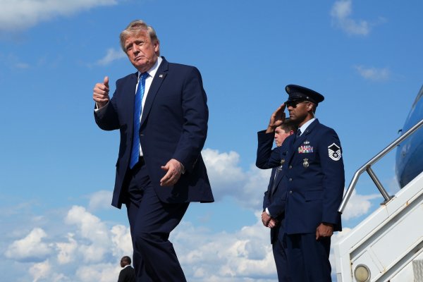 Trump İran'a Yeni Bir Darbe Daha İndirmeye Hazırlanıyor: Hürmüz Boğazı'nda Tanker Vuruldu