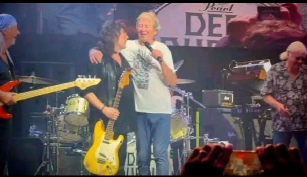Tarihi an! Ian Gillan, Richie Blackmore'a sarıldı