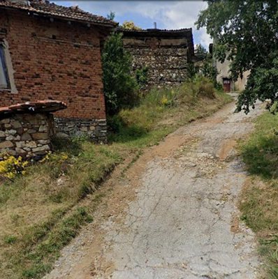 Son köy Klepalo'dan geçen mevcut yol