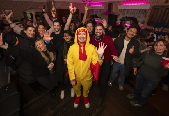 Tinder'e Veda! Flört Dünyasında Yeni Moda: Tavuk Kostümlü Adamı Kovalamak