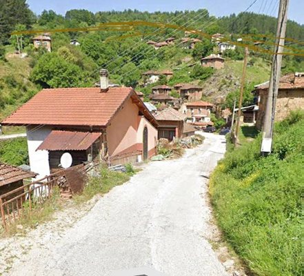 Razdol köyünden geçen yol