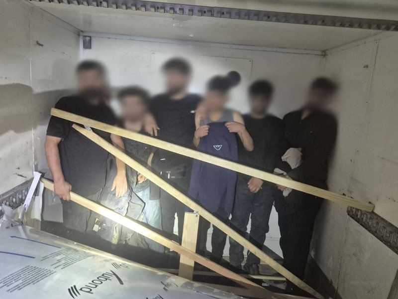 Sınır görevlileri, minibüsteki gizli bölmede 8 göçmen taşıyan şoförü yakaladı