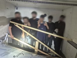Sınır görevlileri, minibüsteki gizli bölmede 8 göçmen taşıyan şoförü yakaladı