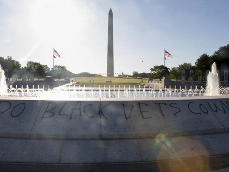 Washington'daki İkinci Dünya Savaşı Anıtı'na Grafiti Yapan Kadın Gözaltına Alındı