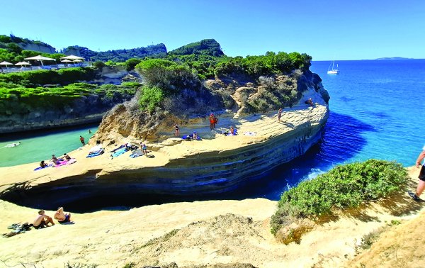 Korfu Adası: Doğal Güzellik ve Tarihi Zenginlik