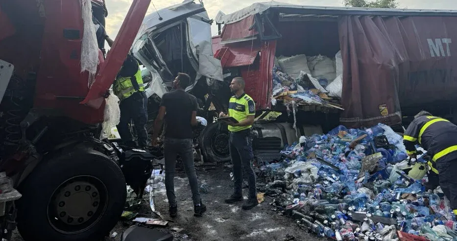 Lukovit'te İki Tır Kafa Kafaya Çarpıştı: Yaralı Sürücü Helikopterle Hastaneye Kaldırıldı