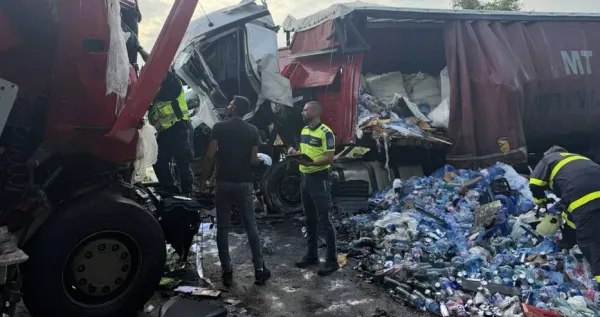 Lukovit'te İki Tır Kafa Kafaya Çarpıştı: Yaralı Sürücü Helikopterle Hastaneye Kaldırıldı