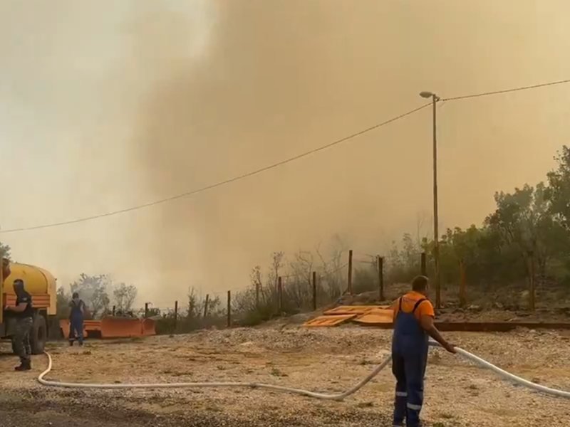 Karadağ'da Dört Farklı Bölgede Yangınlar Sürüyor