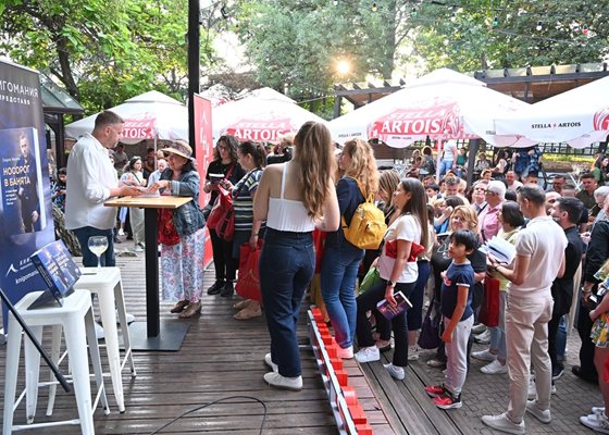 Kalina ve Plamen'in tanıştığı imza kuyruğu