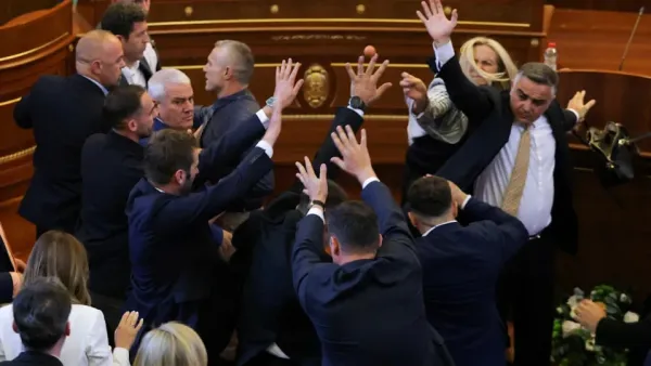 Kosova Parlamentosunda Yumurtalı Saldırı: Muhalefet Milletvekilinden Başbakana Protesto