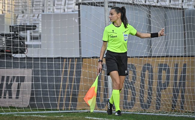 Pavleta Rashkova, Bulgaristan'ın elit ligi olan 1. ligde hakemlik yapan tek kadın asistan hakem.
