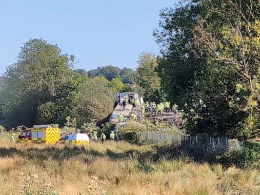 İngiltere'de Yolcu Treni Raydan Çıktı: 11 Kişi Yaralandı