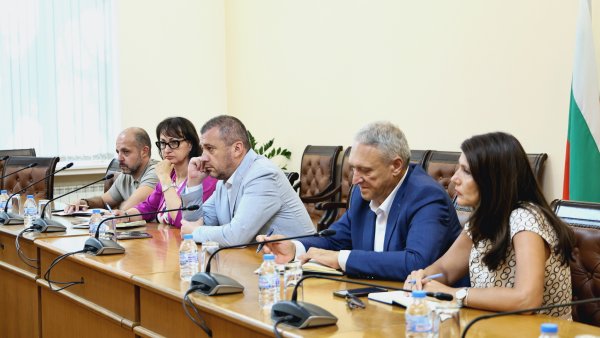 Ulaştırma Bakanı Peev'den sert uyarı: Çıplak lastikli kamyonlar potansiyel katil