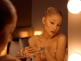 Ariana Grande "Sonsuz Eleştiri" Nedeniyle Kameralardan Uzaklaşıyor
