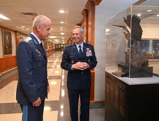 Tümgeneral Nikolay Rusev ve Korgeneral Ken Wilsbach FOTOĞRAF: ABD Hava Kuvvetleri