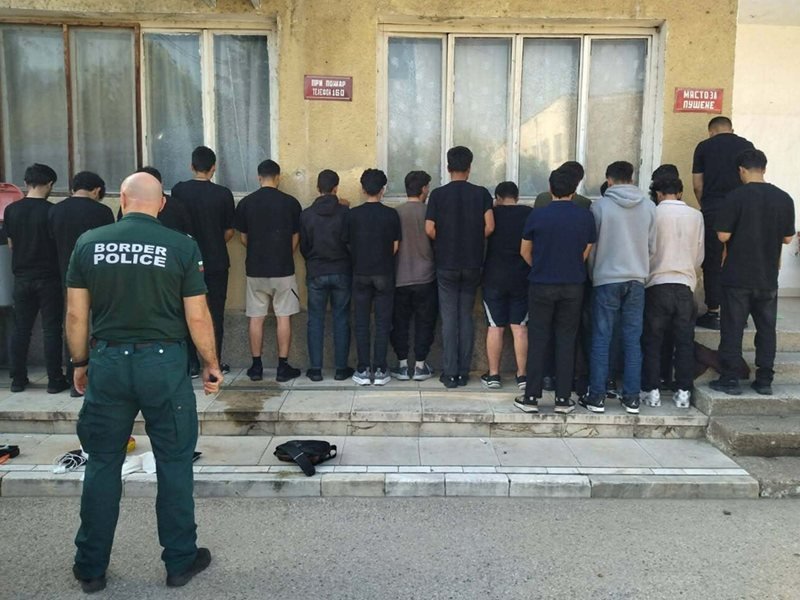 Salı günü sığınma hakkı alan göçmenler, çarşamba günü ülkeden kaçmaya çalışırken yakalandı