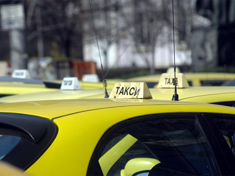 Plovdiv'de taksi camını taşla kırıp 475 euro çalan şahsa şartlı hapis