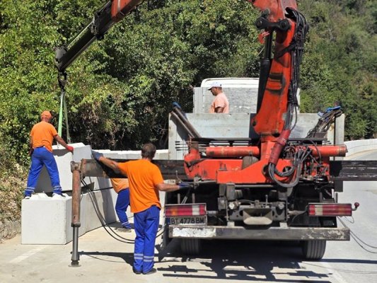 Veliko Tırnovo'da Trapeziça Tepesi Altındaki Heyelan Bölgesinde Yol Tek Yönlü Olarak Trafiğe Açılıyor