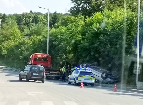 Veliko Tırnovo'da Araba Takla Attı: Kaldırıma Ters Düştü
