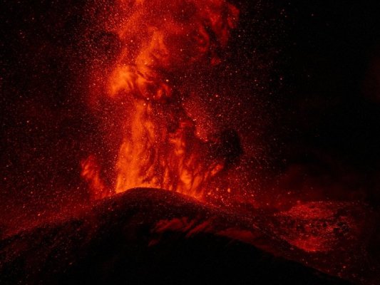 Etna Yanarda, Katanya Havalimanı Uçuşları Kısıtlandı