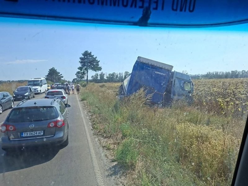 Varna-Dobriç Yolu Stojer Köyü Mevkiinde Kamyon Yoldan Çıktı, Trafik Tek Şeritten Sağlanıyor