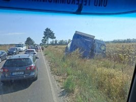 Varna-Dobriç Yolu Stojer Köyü Mevkiinde Kamyon Yoldan Çıktı, Trafik Tek Şeritten Sağlanıyor