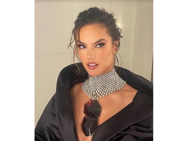 Süper model Alessandra Ambrosio plajda mayo içinde nişanlandı