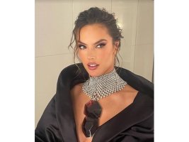 Süper model Alessandra Ambrosio plajda mayo içinde nişanlandı