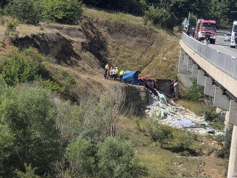 Struma Otoyolu'nda Kamyon Köprüden Düştü