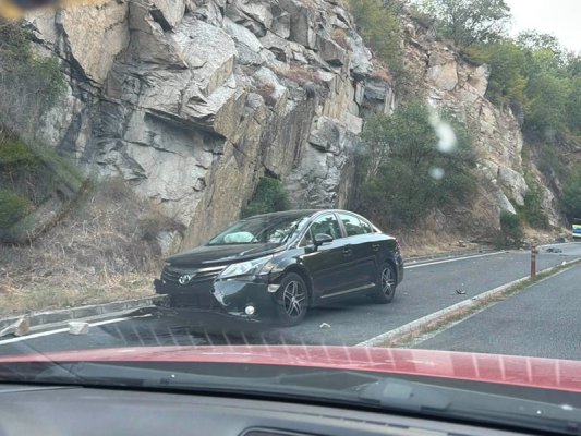 Kresna Geçidi'nde Taş Çökmesi: 2 Kadın Yaralandı