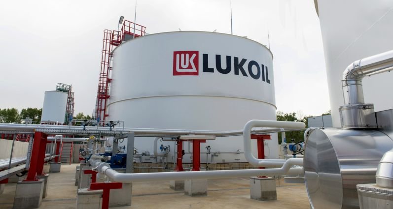 Lukoil Burgaz rafinerisine petrol sevkiyatı reddedilmedi, Karadeniz'deki saldırılar sürüyor